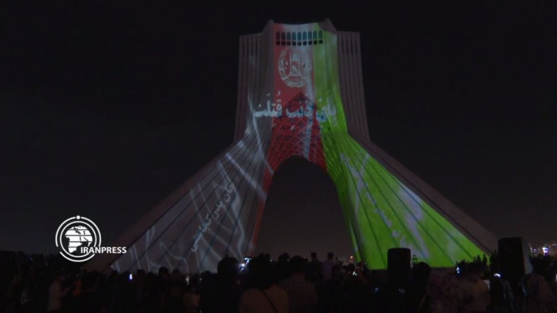Iranpress: إضاءة برج ’آزادي‘ بألوان علم أفغانستان 