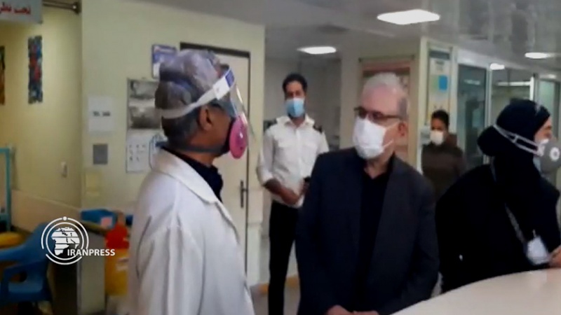 Iranpress: وزير الصحة يقوم بزيارة مفاجئة لإحدى المستشفيات في ضواحي طهران
