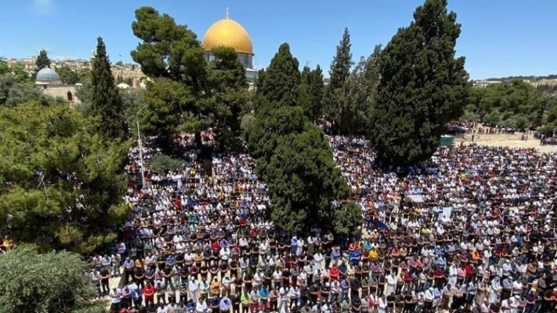 Iranpress: عشرات الآلاف يؤدون صلاة عيد الفطر في المسجد الأقصى