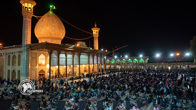 Iranpress: مراسم إحياء ليلة القدر الثانية في المدن الإيرانية