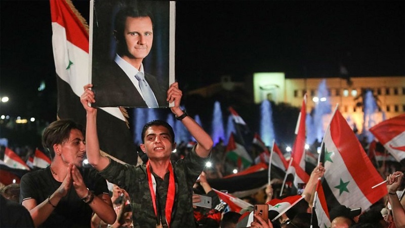 Iranpress:  السوريون يحتفلون بفوز بشار الأسد في الانتخابات