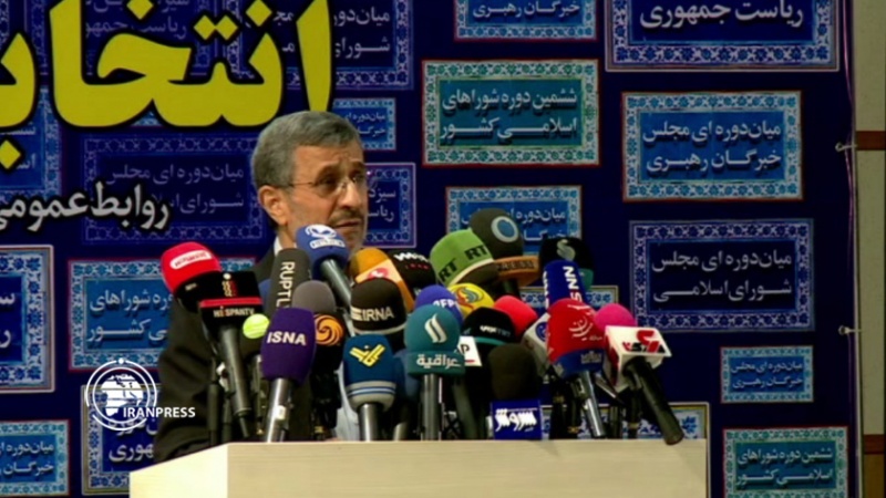 Iranpress: أحمدي نجاد يقدّم أوراق ترشحه للانتخابات الرئاسية