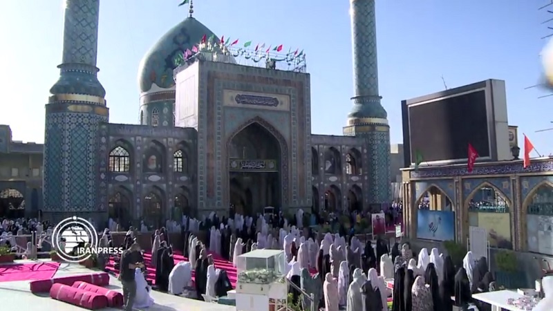 إقامة صلاة عيد الفطر السعيد في مرقد السيد صالح (ع) في طهران