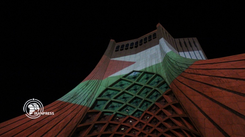 Iranpress: إضاءة برج آزادي في طهران للتعاطف مع الشعب الفلسطيني
