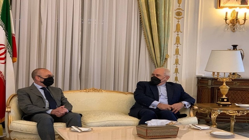 Iranpress: ظريف يلتقي برئيس لجنة العلاقات الخارجية بمجلس الشيوخ الإيطالي 