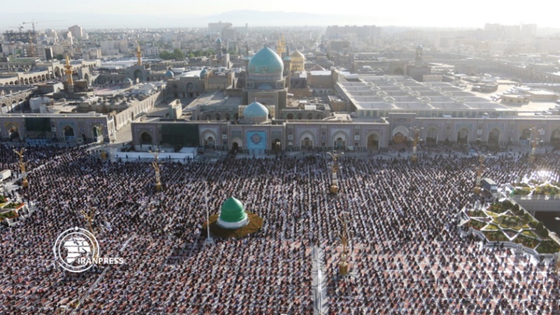 Iranpress: إقامة صلاة عيد الفطر السعيد في مرقد الإمام الرضا (ع)