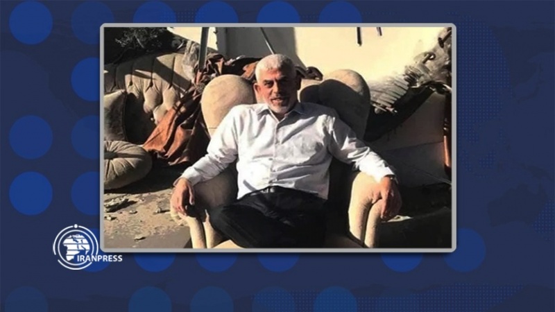 Iranpress:  صورة لـ‘السنوار’ جالسا على أنقاض مكتبه المنكوبة تثير ضجة بين الصهاينة