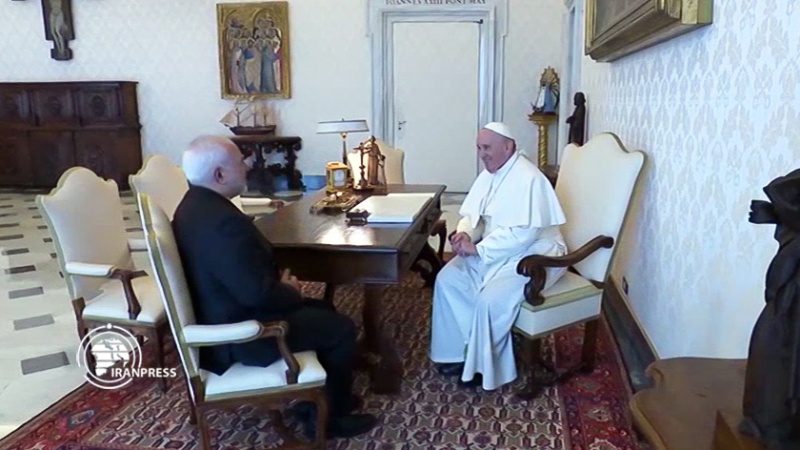 Iranpress: ظريف يلتقي البابا فرنسيس في إيطاليا