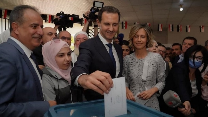الرئيس السوري بشار الأسد وعقيلته يدليان بصوتيهما في الانتخابات +صور