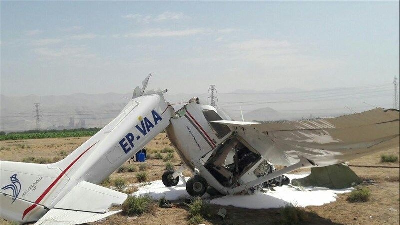 Iranpress: مصرع شخصين في تحطم طائرة وسط إيران