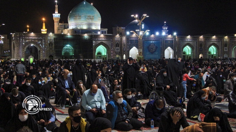 Iranpress: مراسم إحياء ليلة القدر الثالثة في جميع  المدن الإيرانية