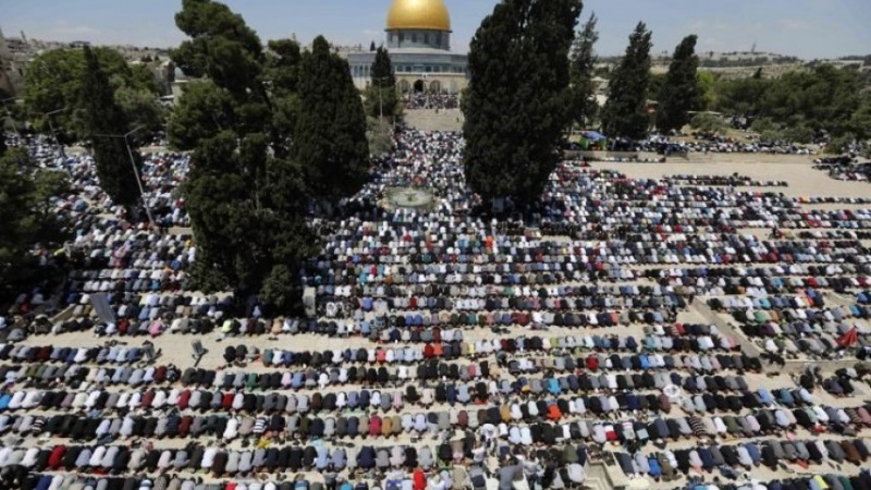 Iranpress: رغم قيود الصهاينة 40 ألفا يؤدون الصلاة في المسجد الأقصى