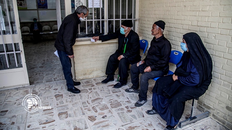 Iranpress: انطلاق تطعيم الأشخاص المسنين في كرمانشاه