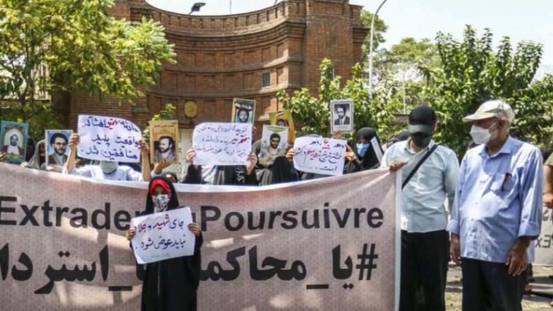 Iranpress: وقفة احتجاجية في طهران تنديدا بدعم فرنسا لزمرة المنافقين 