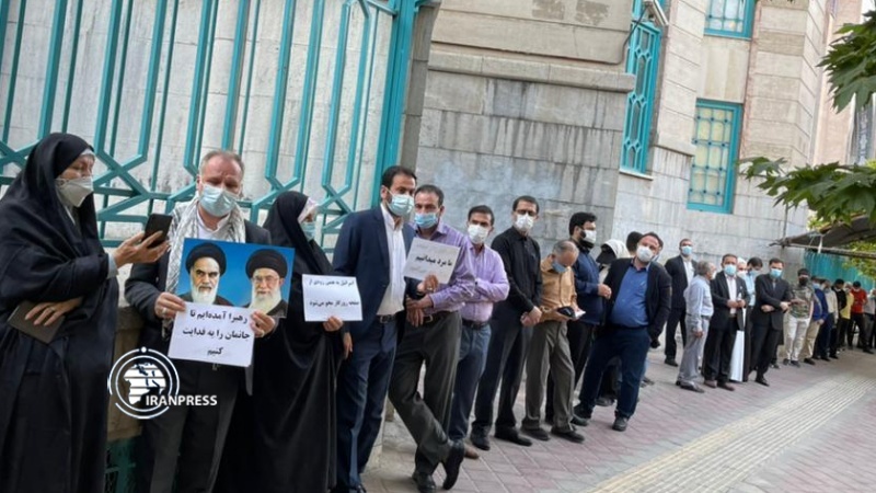 Iranpress: صور من مشاركة الشعب الإيراني الحاشدة في الانتخابات