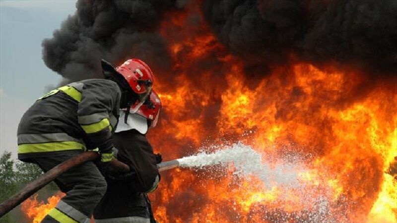 Iranpress: حريق هائل في فرن مصنع الصلب بمدينة زرند جنوبي إيران