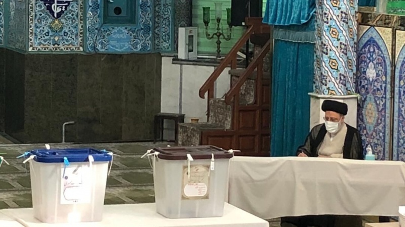 Iranpress: مرشح الانتخابات الرئاسية في إيران يدلي بصوته