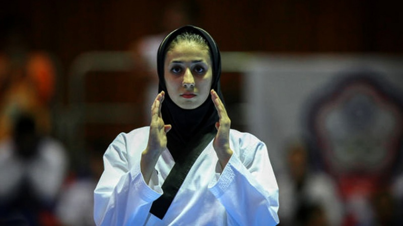 Iranpress: لاعبة التايكواندو الايرانية تحصل على فضية بطولة آسيا للبومسي 