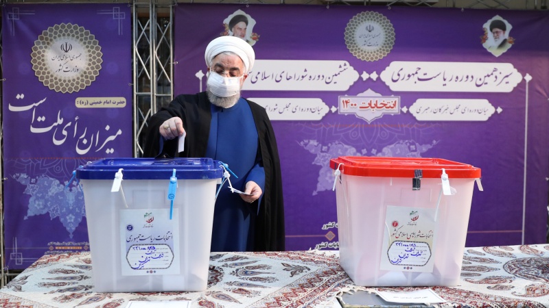 Iranpress: الرئيس الإيراني يدلي بصوته في الانتخابات