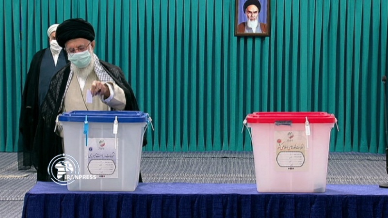 Iranpress: سماحة قائد الثورة الإسلامية يُدلي بصوته في الانتخابات الرئاسية
