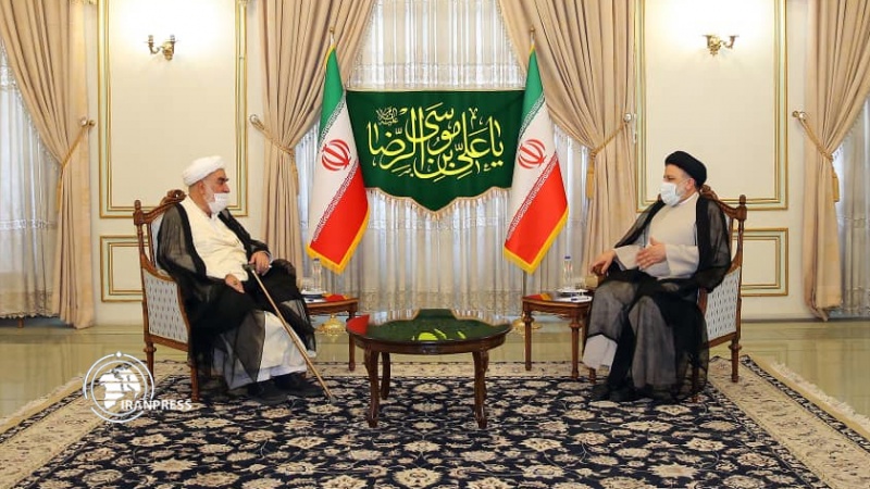Iranpress: رئيس مكتب القائد الأعلى للثورة الإسلامية يهنئ رئيسي