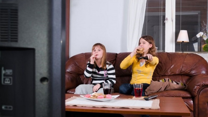 Iranpress: هل تعلم بمشاهدة التلفاز أثناء تناول الطعام تضعف القدرة اللغوية عند الأطفال