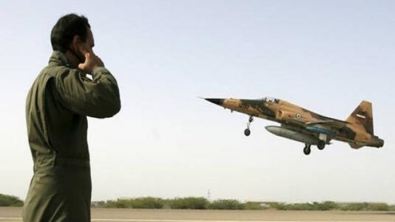 Iranpress: استشهاد طيارين إيرانيين في حادث بقاعدة جوية جنوب إيران