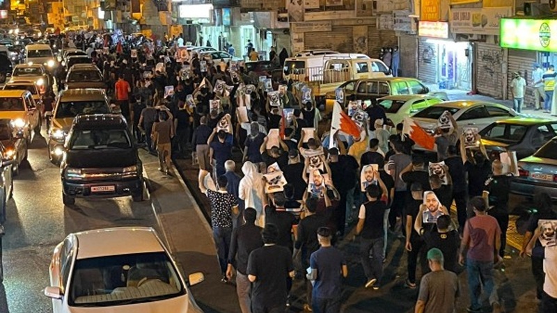 Iranpress: بحرينيون يتظاهرون احتجاجا على وفاة سجين سياسي
