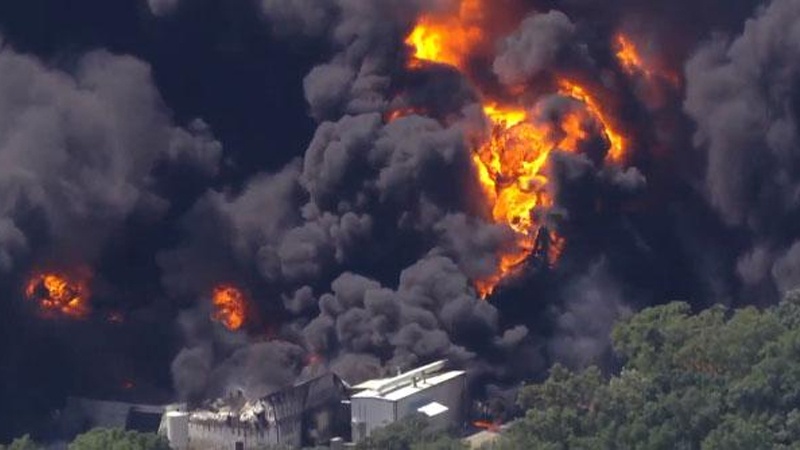Iranpress: حريق ضخم في مصنع للكيماويات في إلينوي الأمريكية