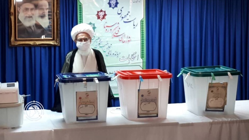 Iranpress: مراجع الدين العظام يدلون بأصواتهم في الانتخابات