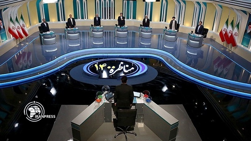 Iranpress: تصريحات المرشحين قبل بدء المناظرة التلفزيونية الثالثة 