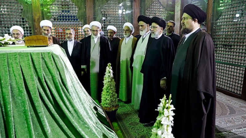 Iranpress: مسؤولو الجهاز القضائي في إيران يجددون العهد مع الإمام الخميني (رض)+ صور