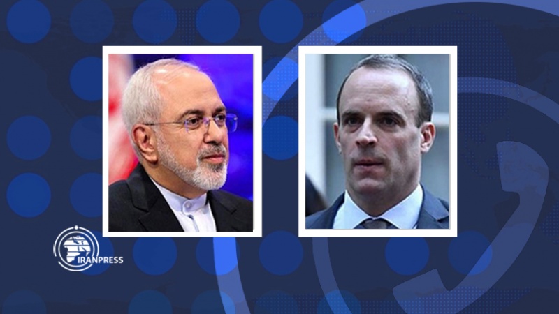 Iranpress: ظريف يتحدث هاتفیا مع وزير الخارجية البريطاني 