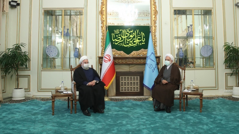 Iranpress: روحاني يلتقى بالرئيس الجديد للسطة القضائية