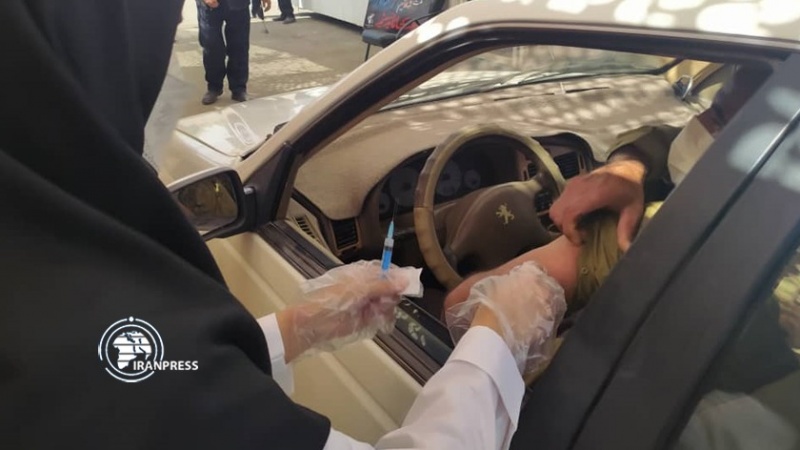 Iranpress: تدشين أول مركز للتطعيم ضد كورونا داخل السيارة في زاهدان