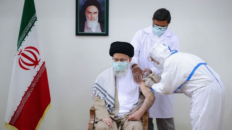 Iranpress: قائد الثورة الاسلامية يتلقى الجرعة الثانية من لقاح كورونا الإيراني