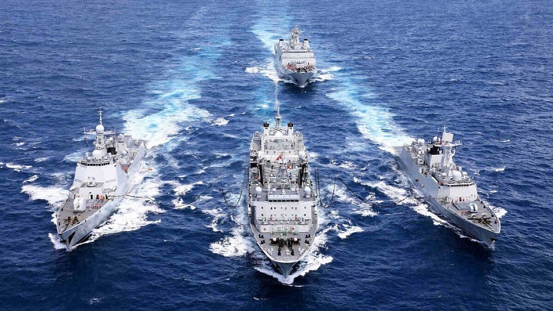 Iranpress: قطع بحرية إيرانية تشارك في عرض عسكري للقوة البحرية الروسية
