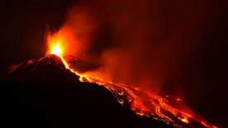 Iranpress: ثوران بركان ’إتنا‘ في إيطاليا