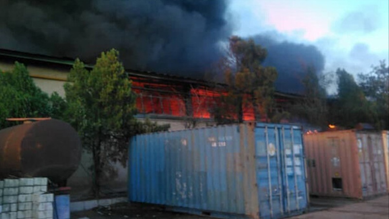 Iranpress: اندلاع حريق ضخم في مستودع كبير للسلع بالقرب من طهران