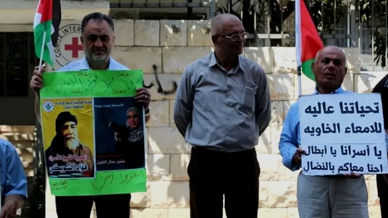 Iranpress: وقفة تضامنية في طولكرم احتجاجا على جرائم الإحتلال بحق الأسرى الفلسطينيين 