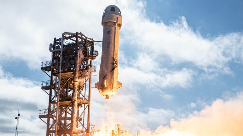 Iranpress: ‘جيف بيزوس’في أول رحلة سياحية إلى الفضاء