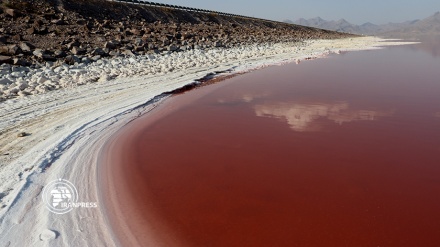 بحيرة أروميه شمال غربي إيران تتحول إلى اللون الأحمر