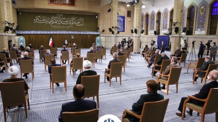 قائد الثورة الإسلامية يلتقي بالرئيس وأعضاء مجلس الوزراء الإيراني