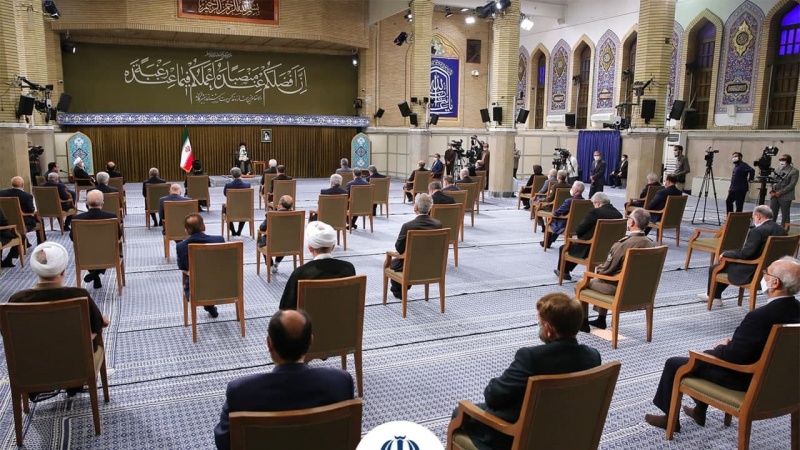 Iranpress: قائد الثورة الإسلامية يلتقي بالرئيس وأعضاء مجلس الوزراء الإيراني