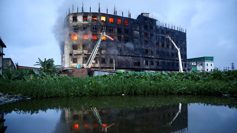 Iranpress: مقتل 52 شخصًا في حريق بمصنع في بنغلاديش