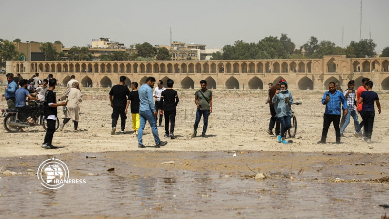 Iranpress: «زاينده رود» يزخر بالمياه في إصفهان وسط إيران