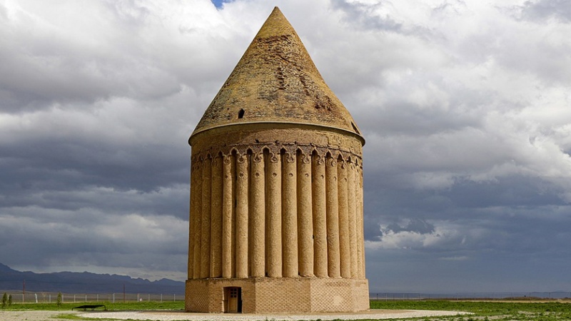 Iranpress: برج رادكان؛ روعة تاريخية لمعرفة المواقيت في إيران 