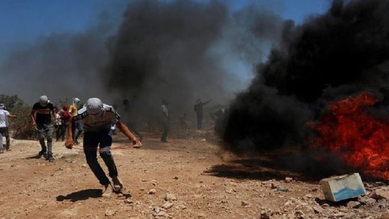 Iranpress: إصابة عشرات الفلسطينيين جراء قمع الاحتلال مظاهرة فی جنوب نابلس