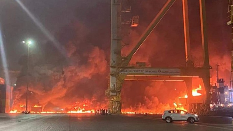 Iranpress: سلطات دبي: السيطرة على حريق ميناء جبل علي