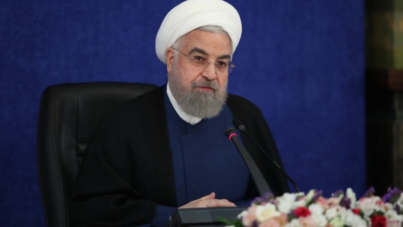 Iranpress: الرئيس الإيراني يؤكد دور قائد الثورة في مواجهة كورونا